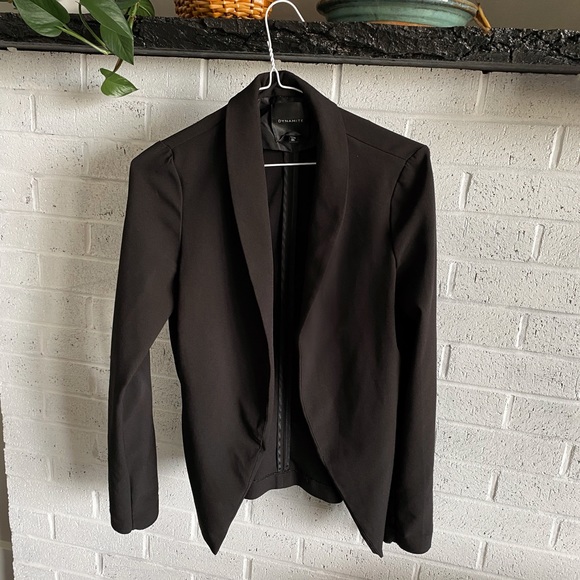 🖤 Classic Black Blazer 🖤 - Picture 2 of 4